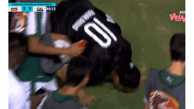Video: el beso sagrado de Ronaldinho a la cancha del Pascual Guerrero