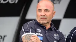 Jorge Sampaoli en el banco de suplentes de Santos.