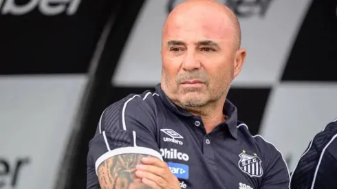 Jorge Sampaoli en el banco de suplentes de Santos.