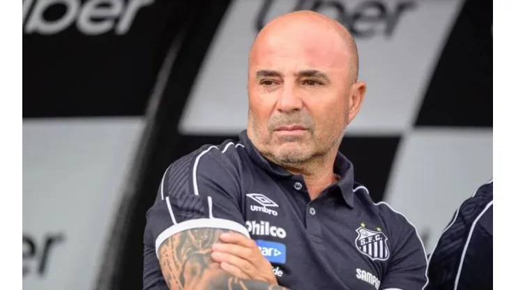 Jorge Sampaoli en el banco de suplentes de Santos.