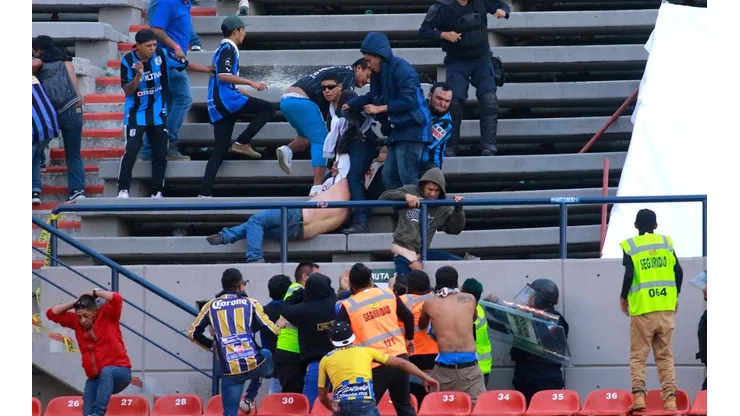 Las imágenes más impactantes de la violencia en el Clásico del Centro entre San Luis y Querétaro