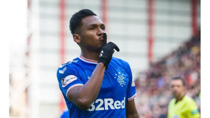 Alfredo Morelos festeja y protesta contra los insultos racistas en Escocia.