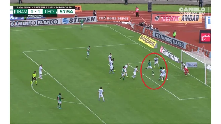 William Tesillo aprovechó la confusión de la defensa universitaria para marcar el 2-1.