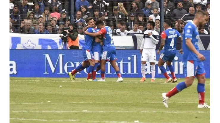 El Gimnasia de Maradona cae en picada: Unión se lo ganó sobre el final en La Plata