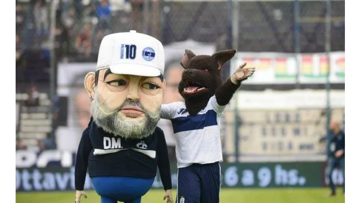 Gimnasia estrenó mascota con cabeza gigante de Maradona y en Twitter explotaron los memes
