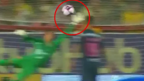 ¡Al fin! La primera gran atajada de Ochoa desde su vuelta a América