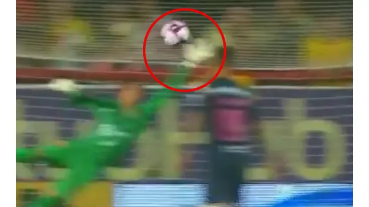 ¡Al fin! La primera gran atajada de Ochoa desde su vuelta a América