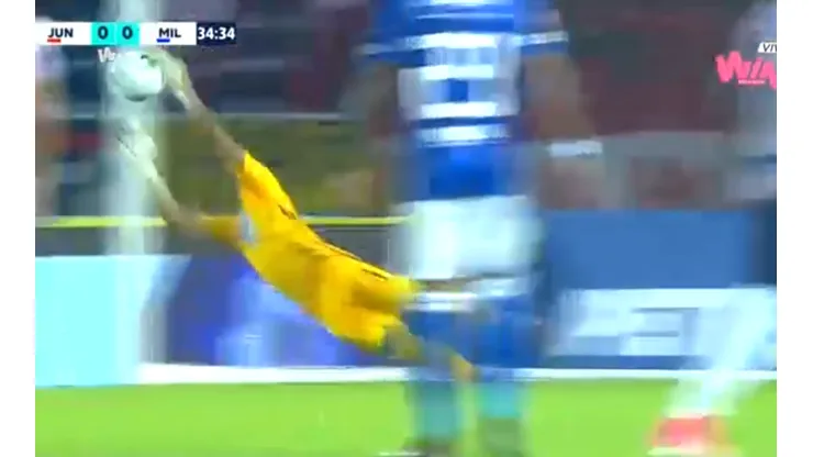 Así le atajó Faríñez el penal a Luis Narváez.