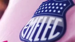 El escudo en la nueva camiseta de Emelec.