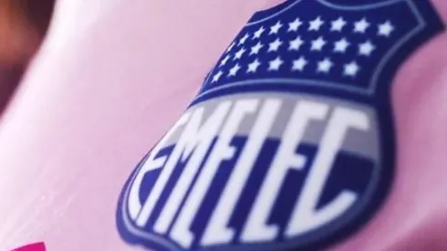 El escudo en la nueva camiseta de Emelec.