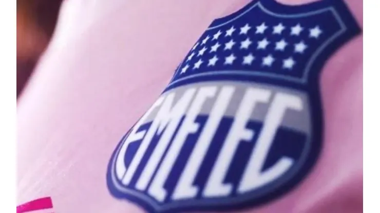 El escudo en la nueva camiseta de Emelec.