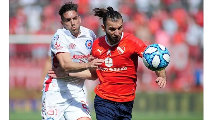 Argentinos venció a Independiente y alcanzó a Boca en la punta del torneo