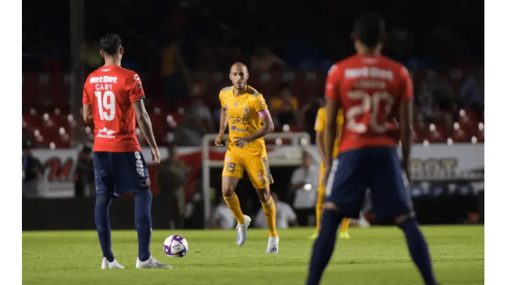 Tigres le marcó dos goles a un Veracruz que, a modo de protesta, se mantuvo quieto en el campo