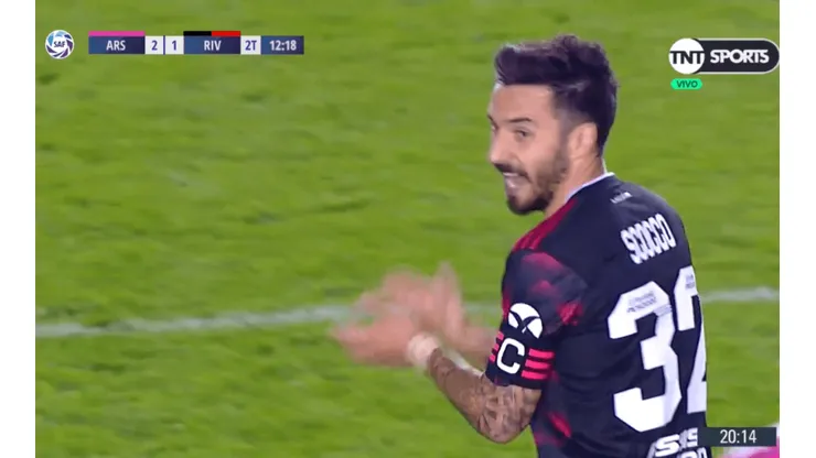 ¡Qué dupla! Pratto la bajó de cabeza y Scocco le rompió el arco