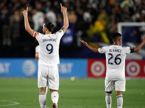 Zlatan Ibrahimovic le tiró flores a su compañero Efraín Álvarez