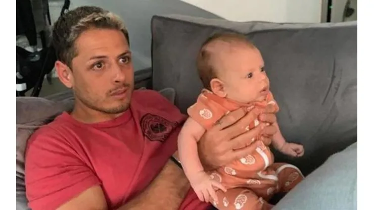 La reacción del hijo de Chicharito al ver su primer balón de futbol