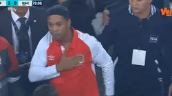 Ronaldinho no aguantó y se conmovió con su despedida en Bogotá