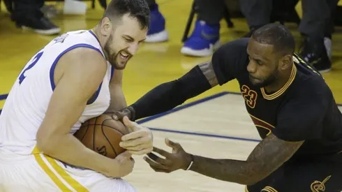 Lo odian: Andrew Bogut se sumó a los que le pegaron a LeBron James en Twitter
