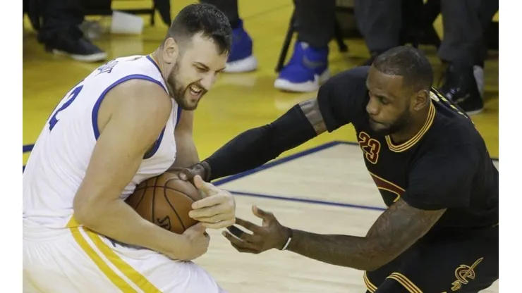 Lo odian: Andrew Bogut se sumó a los que le pegaron a LeBron James en Twitter