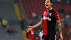 Zaldívar cumplió años y sus compañeros le aventaron un pastel