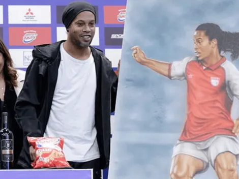 Video: El insólito momento que vivió Ronaldinho cuando fue firmar un cuadro que le regaló Santa Fe