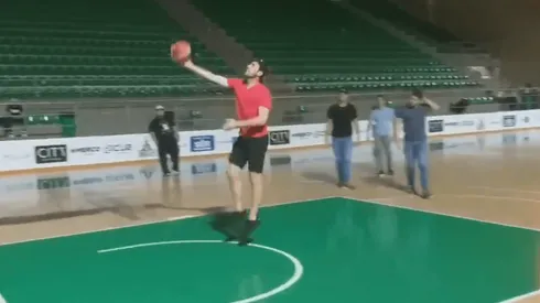 Video: a lo Michael Jordan se vio jugando baloncesto al arquero del Junior Sebastián Viera