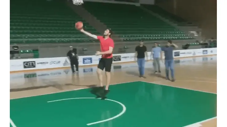Video: a lo Michael Jordan se vio jugando baloncesto al arquero del Junior Sebastián Viera