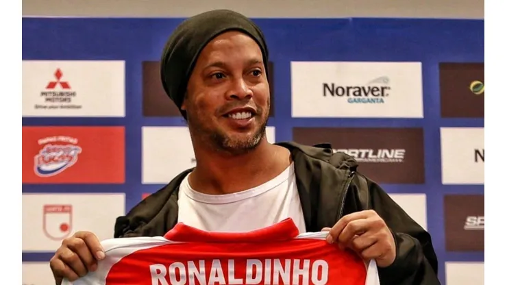 Ronaldinho, en rueda de prensa con Independiente Santa Fe.