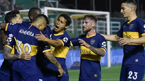 Foto de los jugadores de Boca celebrando un gol.