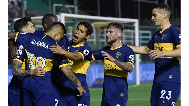 Foto de los jugadores de Boca celebrando un gol.