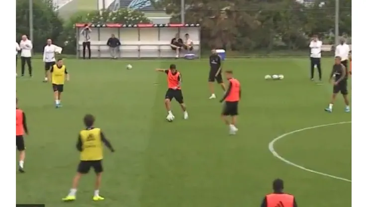 Una zurda mágica: el pase milimétrico de James Rodríguez en el entrenamiento del Real Madrid