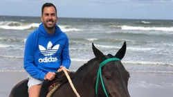 Foto de Martín Arevalo arriba de un caballo.