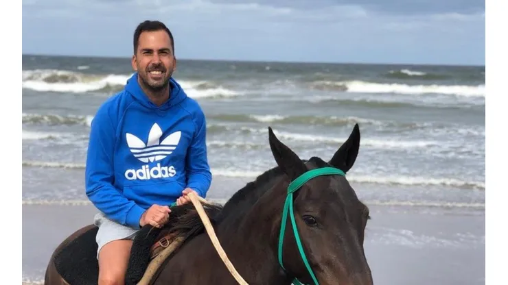 Foto de Martín Arevalo arriba de un caballo.