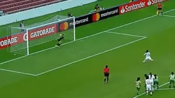 Lloró porque le cobraron penal en contra, se secó las lágrimas y lo atajó