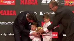 Video: Mateo lo durmió a Thiago para entregarle él la Bota de Oro a papá Messi
