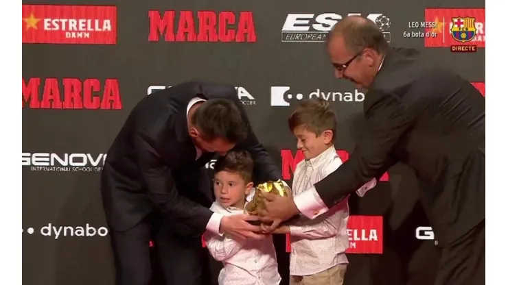 Video: Mateo lo durmió a Thiago para entregarle él la Bota de Oro a papá Messi