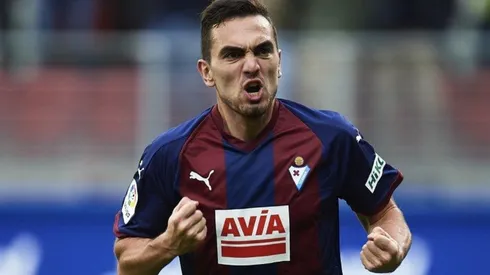 Gonzalo Escalante festejando un gol en Eibar.