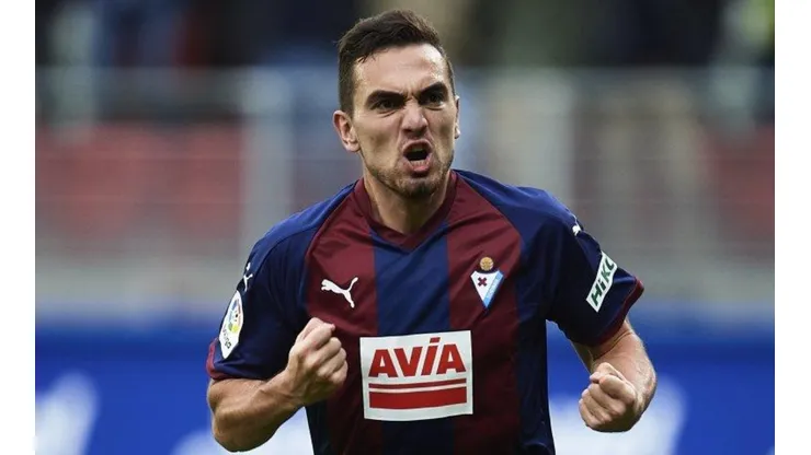 Gonzalo Escalante festejando un gol en Eibar.
