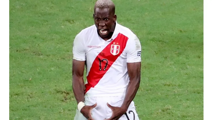 Advíncula juega en el Rayo Vallecano de la Liga 2 de España.