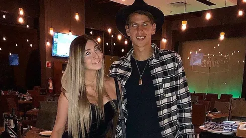 El tierno beso de Igor Lichnovsky y su pareja en traje de baño