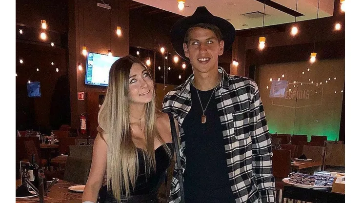 El tierno beso de Igor Lichnovsky y su pareja en traje de baño