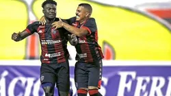 Jordy Caicedo celebrando un gol en Vitória.