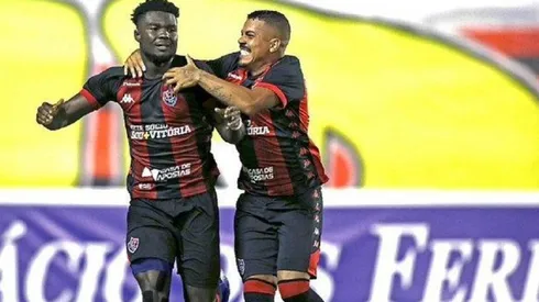 Jordy Caicedo celebrando un gol en Vitória.