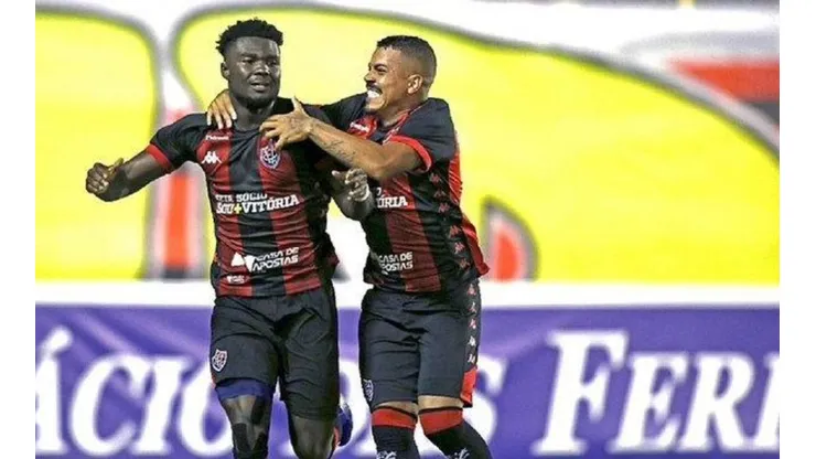 Jordy Caicedo celebrando un gol en Vitória.