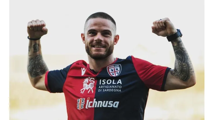 Nahitan Nández festejando en Cagliari.