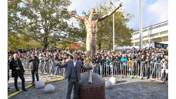 Zlatan Ibrahimovic junto a su estatua.