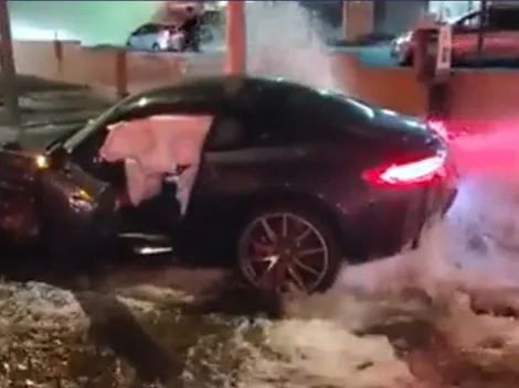 Video: chocó su Mercedes contra una boca hidrante y comenzó a salir agua descontroladamente