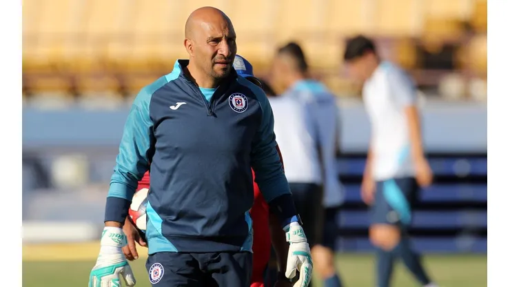 Óscar Pérez es el entrenador de arqueros de Cruz Azul.