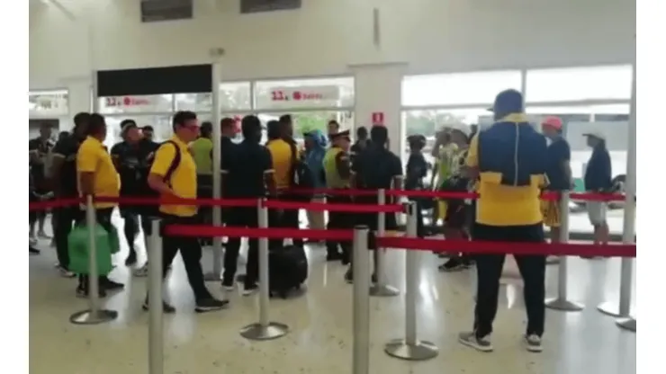 Video: hincha agredió a jugador del Bucaramanga en pleno aeropuerto