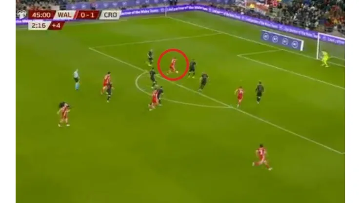 Remate cruzado de Bale y gol de Gales.